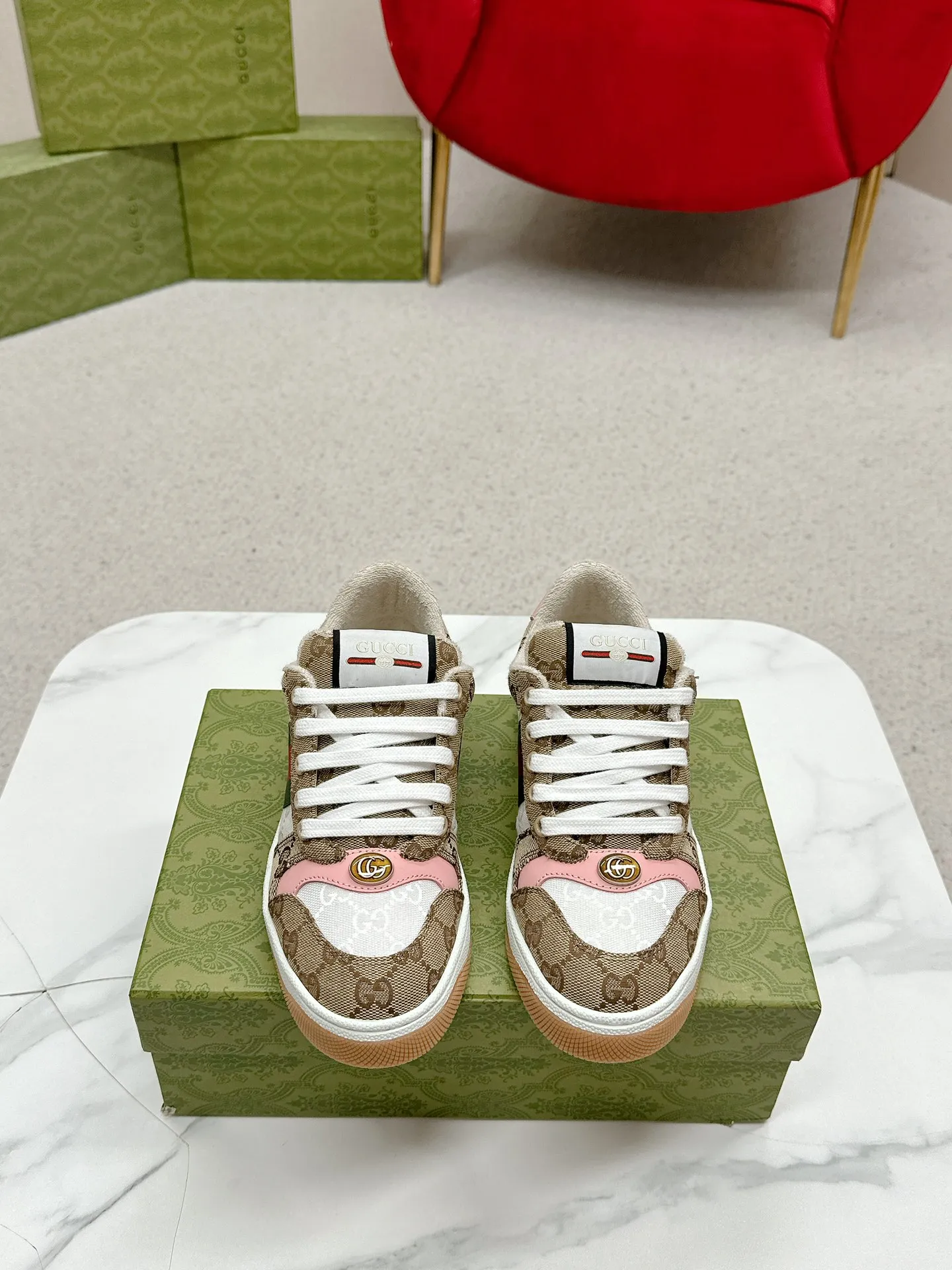 👟👟Ex-factory price 560👟👟 Men’s size +10 Gucci——purchased version GG series distressed dirty shoes-hot style is coming! 9 times out of 10 sales, you will definitely get the money. Ready stock! Spot goods! Spot goods! New colors added - the ultimate version on the market! Purchase the original version and develop it... fabric, material, outsole, and details can be compared at will! Open-mold Swarovski one-to-one replica rhinestone chain...Metal cherry pendant...Metal double G crystal cylindrical mark...Gucci original customized narrow webbing...Super flash series - flash diamond chain. The cherry decoration is detachable and can be changed into two to match with each other to show your personality. Exclusive color-brushed cowhide fabric. Hand-made distressed is very textured and has a sense of luxury! The details of the workmanship can be seen in the drawings, and no line is missed. The original terry cloth is delicate, soft and more comfortable and breathable. The privately stamped two-color original TPU outsole (lower layer is wider, upper layer is narrower). Matching packaging⭐️ Size: Female 35-40 Male 39-44 (Female 41 Male 45 customized)